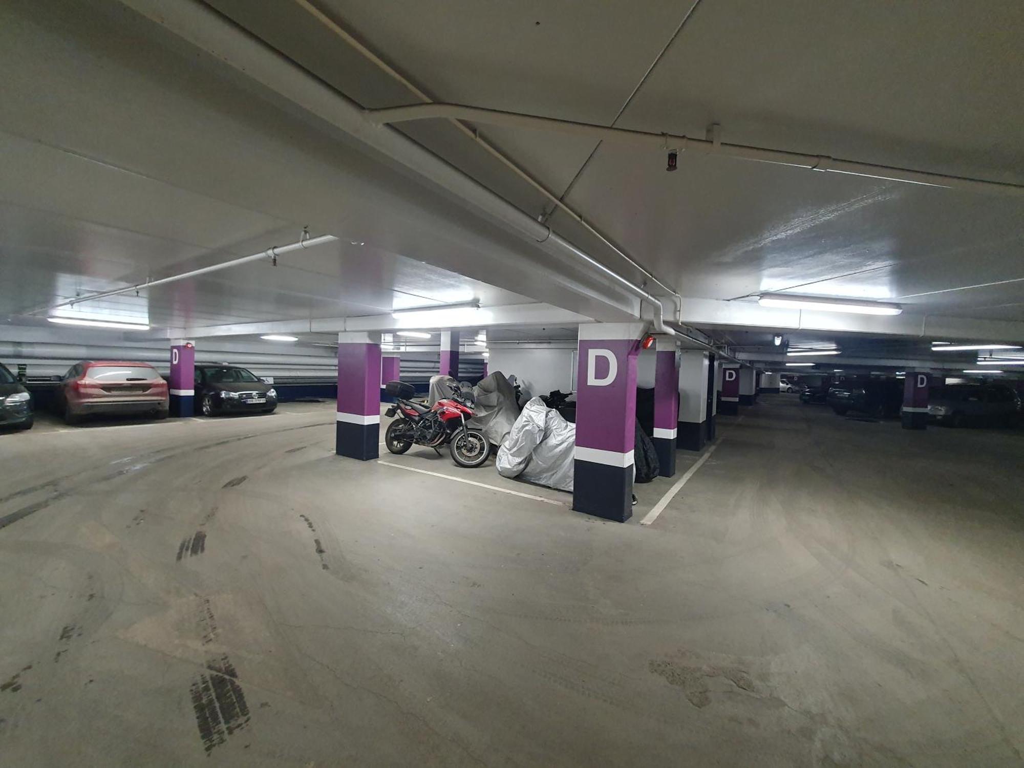 Center Apt&central Station& Garage Parking *